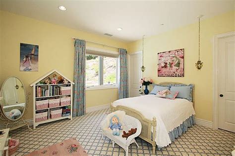 If you have kids at home, you can make their personal space more adorable to view by picking the colorful accent decide the color palette that you like to present in the room. More beautiuful girls bedroom decorating ideas