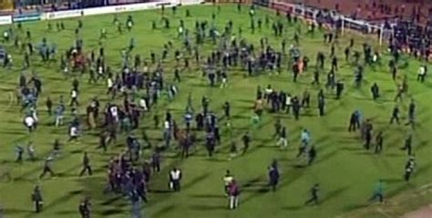 جماهير الاهلى تعود للقاهرة بعد مجزرة بورسعيد وامن مكثف لحماية اللاعبين من قسم أخبار الرياضة sports. أحداث شغب مباراة الأهلي والمصري - وسائط متعددة - فيديو - الإمارات اليوم
