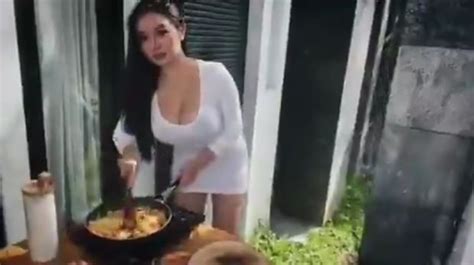 Pakai Baju Super Seksi Saat Masak Wanita Ini Bikin Orang