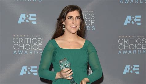 Mayim Bialik Honors Her Late Father With Critics’ Choice Award Dedicates It To Him Critics