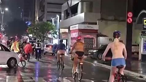 Ciclistas pedalam nus para conscientizar população sobre acidentes de trânsito