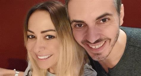 Ο μιχάλης χατζηγιάννης (λευκωσία, 5 νοεμβρίου 1978) είναι ελληνοκύπριος μουσικός, τραγουδιστής, στιχουργός και συνθέτης. HOTEL ΕΡΜΟΥ: ΧΑΤΖΗΓΙΑΝΝΗΣ - ΑΣΛΑΝΙΔΟΥ - HappyTv.gr