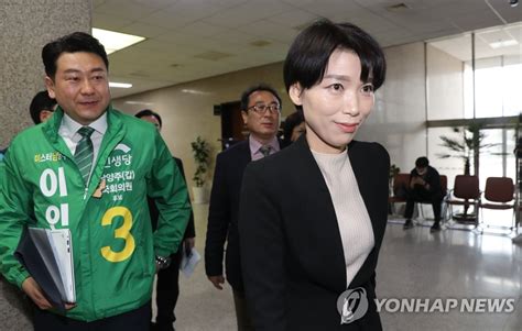 오탈자에서 문법까지 확실히 점검하여 완벽한 자기소개서를 만드세요. 비공개 최고위 참석하는 김정화 | 연합뉴스