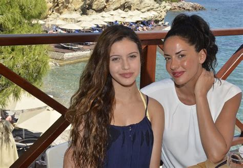 Μπορεί να είναι 19 χρόνια μαζί, όμως παραμένουν ερωτευμένοι, όπως τον πρώτο καιρό της γνωριμίας τους και λατρεύουν να κάνουν πράγματα μαζί. Τριήμερο ευεξίας στον Πόρο! - Fay's Control