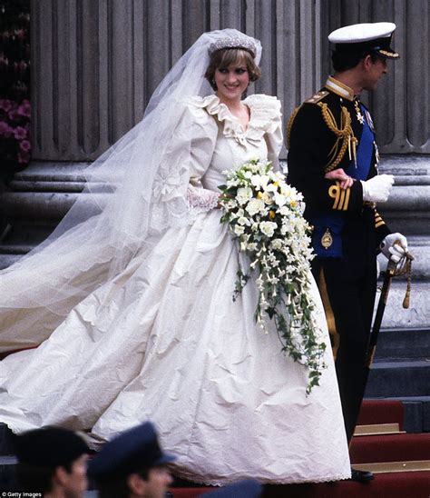 Princess Diana S Wedding Dress By Elizabeth Emanuel Daily Mail Online
