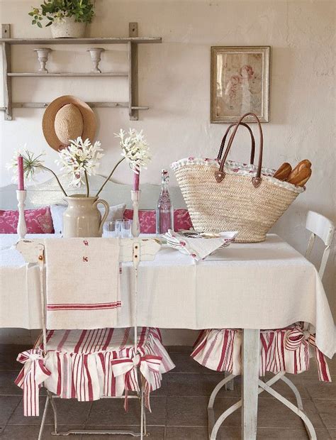 Questo stile è riconoscibile poiché è caratterizzato da linee che si rifanno alla rusticità campestre, portando con se, tutti i profumi e i sapori francesi. Arredare in stile provenzale - La Figurina