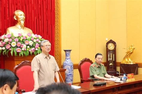 Các đoàn viếng chỉ mang băng tang, không mang vòng hoa. Trần Quốc Vượng: ứng cử viên nặng ký chức tổng bí thư?