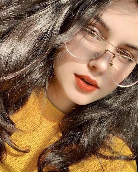 Pin By ︎𝕌𝕞𝕞𝕖♕︎𝕊𝕒𝕝𝕞𝕒 On Photos Cute Girl With Glasses Stylish Girl
