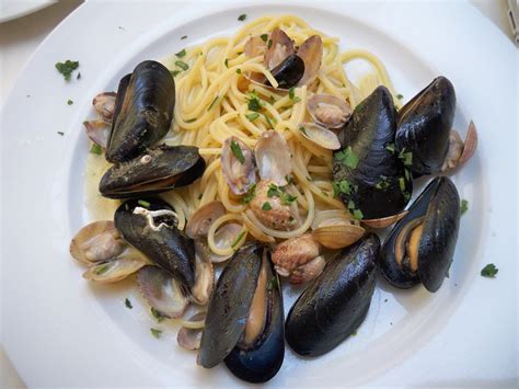 Gli spaghetti con cozze alla catalana sono un ottimo e fresco primo piatto estivo a base di pasta con un condimento di cozze, pomodori e cipolla. Naples - Castel Nuovo and Piazza Municipio | The Gannet