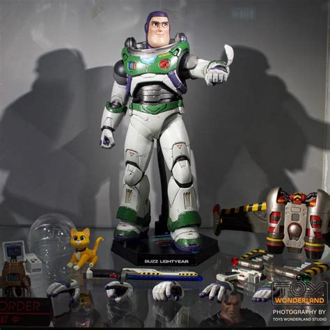 Lightyear 2022 Alpha Buzz Lightyear Deluxe 16th Scale Hot Toys