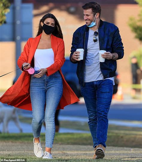 New Couple Alert Extra Correspondent Jennifer Lahmers Is Seen With New