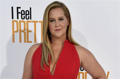 I Feel Pretty Premiere Amy Schumer Looks Better Than Ever In A Red And Pink Gown