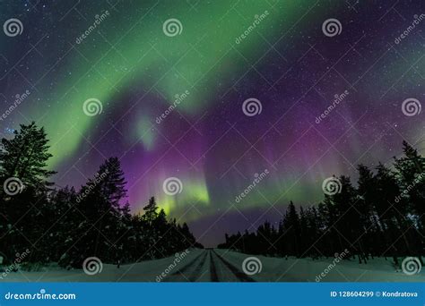 Aurora Boreal Hermosa Aurora Borealis En El Cielo Nocturno Sobre El