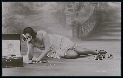 FRENCH RISQUE NEAR Nude Woman Upskirt Bending Original Old 1920s Photo