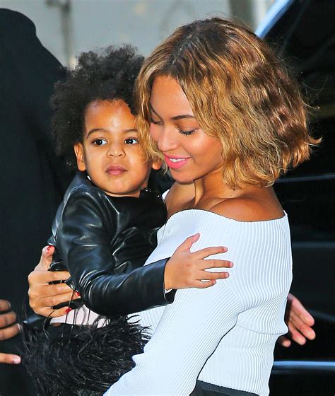 beyonce and blue ivy pucker up for an adorable valentine s day photo in honor of the beyhive
