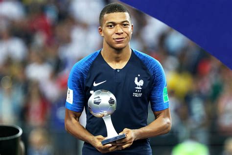 Was ein jahr für kylian mbappé (19)! Portrait: Wer ist Kylian Mbappé, der mit 19 die ...