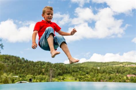 Joven Saltando En El Trampolín Fotografía De Stock © Bigandt