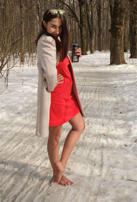 Pin By Miroslav Mihajlovic On Bare Feet In Snow College Girl Photo Girl Soles Barefoot Girls