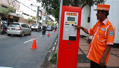 Mesin Tiket Parkir Otomatis Pertama Di Indonesia Foto