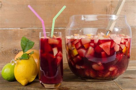 Viele tolle Bowle Rezepte für die Sommerparty im Garten