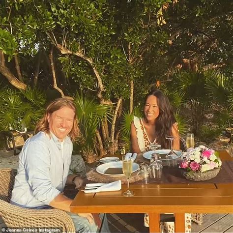 Fixer Upper Star Joanna Gaines Makes A Rare Sighting In A Bikini Daily Mail Online