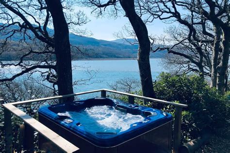12 Best Airbnbs With Hot Tubs For 2023 Staycations