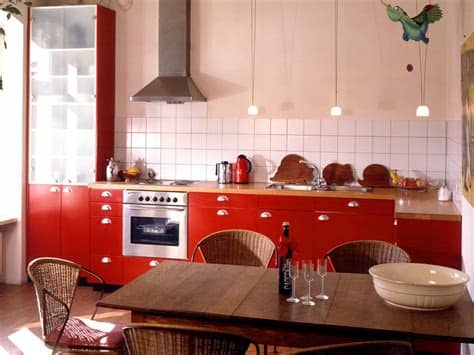 Creo que todos sabemos, que el rojo es un color primario y que trasmite calorcito y dinamismo al ambiente, en este caso a la cocina. Cocinas modernas color rojo - Colores en Casa