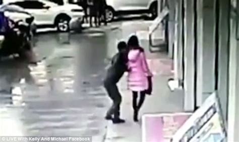 Man Who Tries To Rob A Woman In Broad Daylight Is Beaten Up By A Passerby Daily Mail Online
