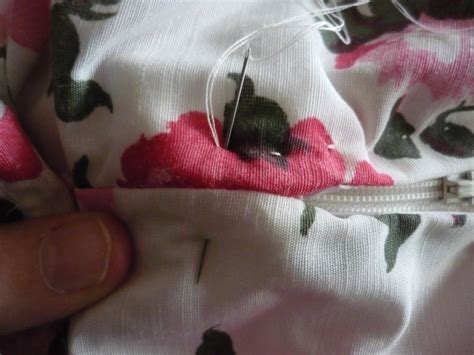 I like making a hand picked zipper when i sew. A Hand-Picked Zipper: Progress on the Picnic Dress | Sewaholic