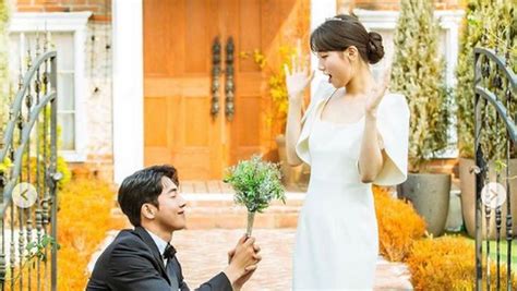 Setiap pasangan tentu ingin tampil dengan busana yang berbagai pilihan warna mulai dari hijau hingga pink ditampilkan oleh para wanita cantik berikut yang berpose dengan busana pengantin mereka. Harga Gaun Pengantin Bae Suzy di Drama Start-Up yang Jadi Sorotan