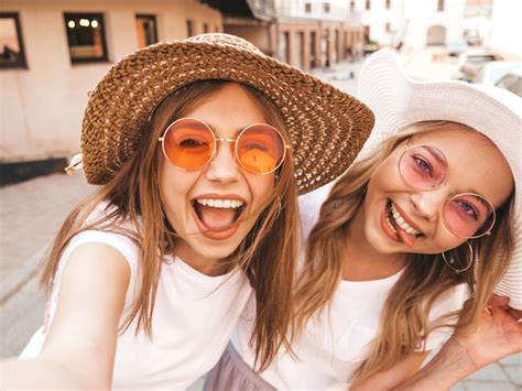 Deux Jeunes Femmes Blondes Hipster Souriant Dans Des Vêtements De T Shirt Blanc Dété Filles
