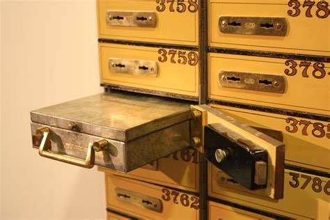 Nasabah dapat menikmati fasilitas safe deposit box (sdb) dengan persyaratan sebagai berikut: 9 Quick Tips To Do an Inventory of a Safe Deposit Box ...