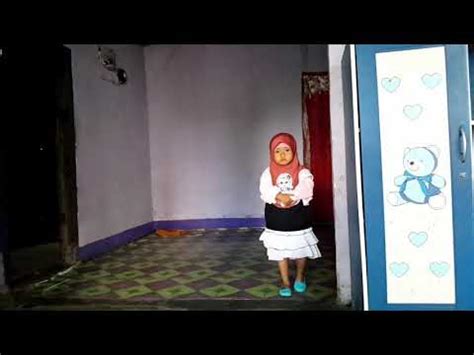 Joget bokong hot, bikin si otong tegang nggak kuat, cewek goyang twerk, cewek pake rok mini sampai belahan bokongnya. Jilbab Anak Muslim Kelap Kelip - YouTube