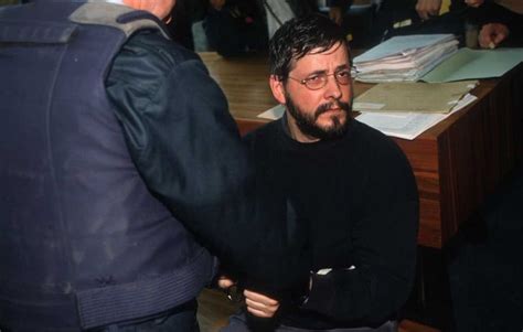 Marc dutroux is bereid vragen te beantwoorden van nabestaanden van zijn slachtoffers. 'Wat Vlaams Belang aan het doen is, doet sterken denken ...