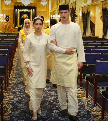Tunku aminah akan duduk rumah sendiri selepas kahwin. Netizen Puji Baju Kahwin Tunku Aminah Simple & Elegen ...