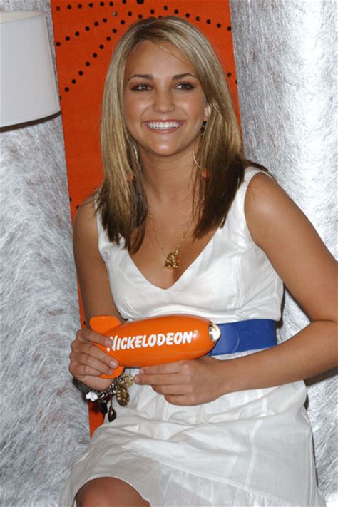 In the clip, jamie lynn, 28, walks into her living room and crosses her arms over her chest before the camera cuts to her older sister britney spears , who spins around. Jamie Lynn Spears Photos Photos - 19th Annual Kids' Choice ...