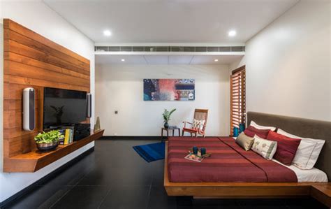 In fact, even master bedrooms are often much smaller than you would expect them to be. Mauidining: Master Bedroom Bed Room Designs Indian Style