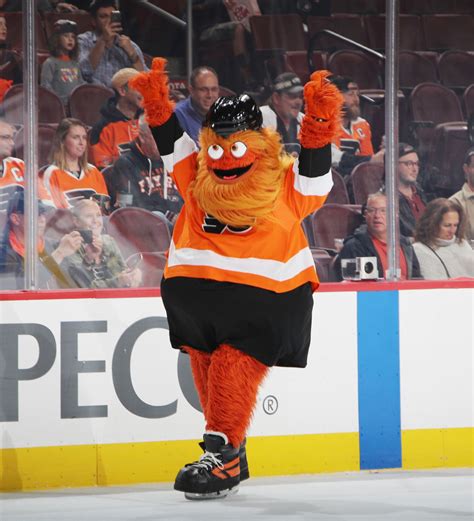 Philadelphia Flyers Mascot Gritty Has Fun In First Snow Cbs Detroit