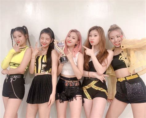 Itzy On Twitter Itzy Kpop Girls Stage Outfits