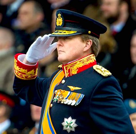 Koning willem alexander en koningin maxima bezoeken zwolle. Koning Willem Alexander bij een andere gelegenheid in vol ornaat met onderscheidingen (foto ...