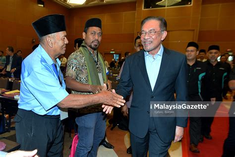 Dahulu ada seorang ulama dan ahli hadis yang bernama ahmad bin mahdi bin rustam. Anwar Ibrahim di Multaqa Ulama Asia Tenggara 2019