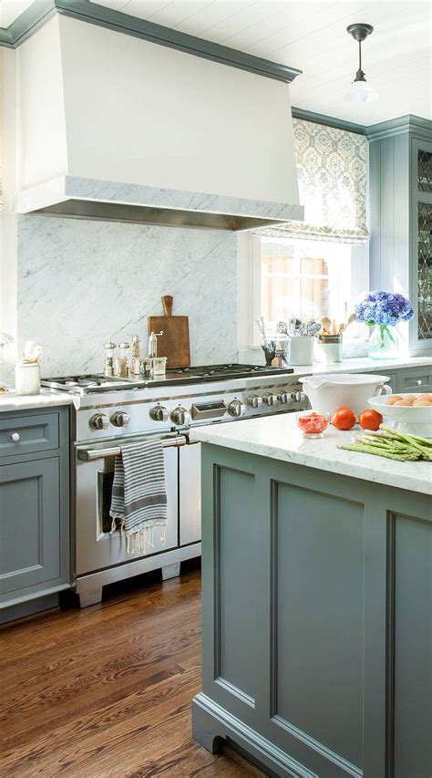 Best kitchen cabinets and most popular cabinet door styles for 2020 are expected to gravitate more to simple, clean lines in flat panel cabinet doors and towards strong, powerful kitchen cabinet colors like blue. 34+ ( Top ) Green Kitchen Cabinets - " Good for Kitchen ...