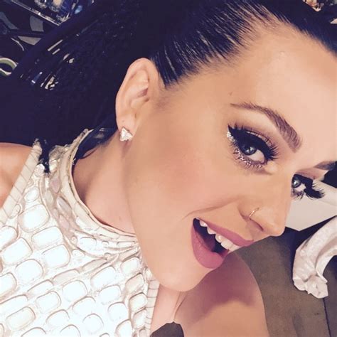 Katy perry has been soaking up the sunshine on the greek islands all week, and she's making sure to share the best highlights from her gorgeous trip on. Δεν είναι πρωταπριλιάτικο αστείο! H Katy Perry ...