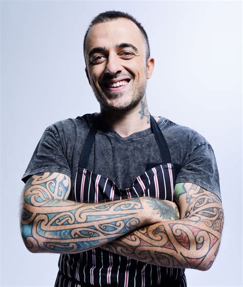 Así, recorre callejones, calles y mercados de mala fama para conocer a diferentes personajes y retarlos a una competición de cocina extrema. Chef Rubio: Il bello della griglia