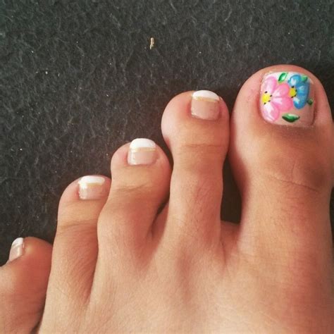 Si te gusta este diseño ¡anímate!. Pedicure flores toe nail diseños de uñas de pies | Diseños de uñas, Uñas pies, Disenos de unas