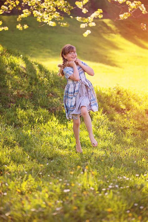 무료 이미지 자연 사람 소녀 목초지 햇빛 아침 꽃 운영 봄 가을 어린이 인간의 노랑 시즌 테디 베어