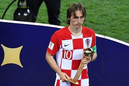 Модрич спечели приза ballon d'or през 2018 г, ставайки първият футболист, който печели приза след поредицата отличия за меси и кристиано роналдо в продължение на десетилетие. Назван лучший футболист чемпионата мира: Футбол: Спорт ...