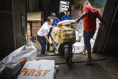 Pickup order, shipment list, delivery, yang mudah digunakan dan lebih menarik. Lion Parcel eyes trains to maximize delivery service - Business - The Jakarta Post