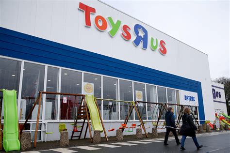 It is a toys r us. Toys R Us reopening? Group of investors planning comeback ...