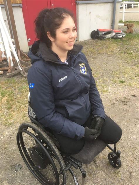 Dak Amputee Girl In Wheelchair Amputiert Rollstuhlfahrer Rollstuhl
